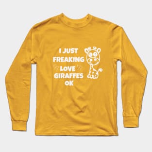 ๋Just freaking love giraffes ok Long Sleeve T-Shirt